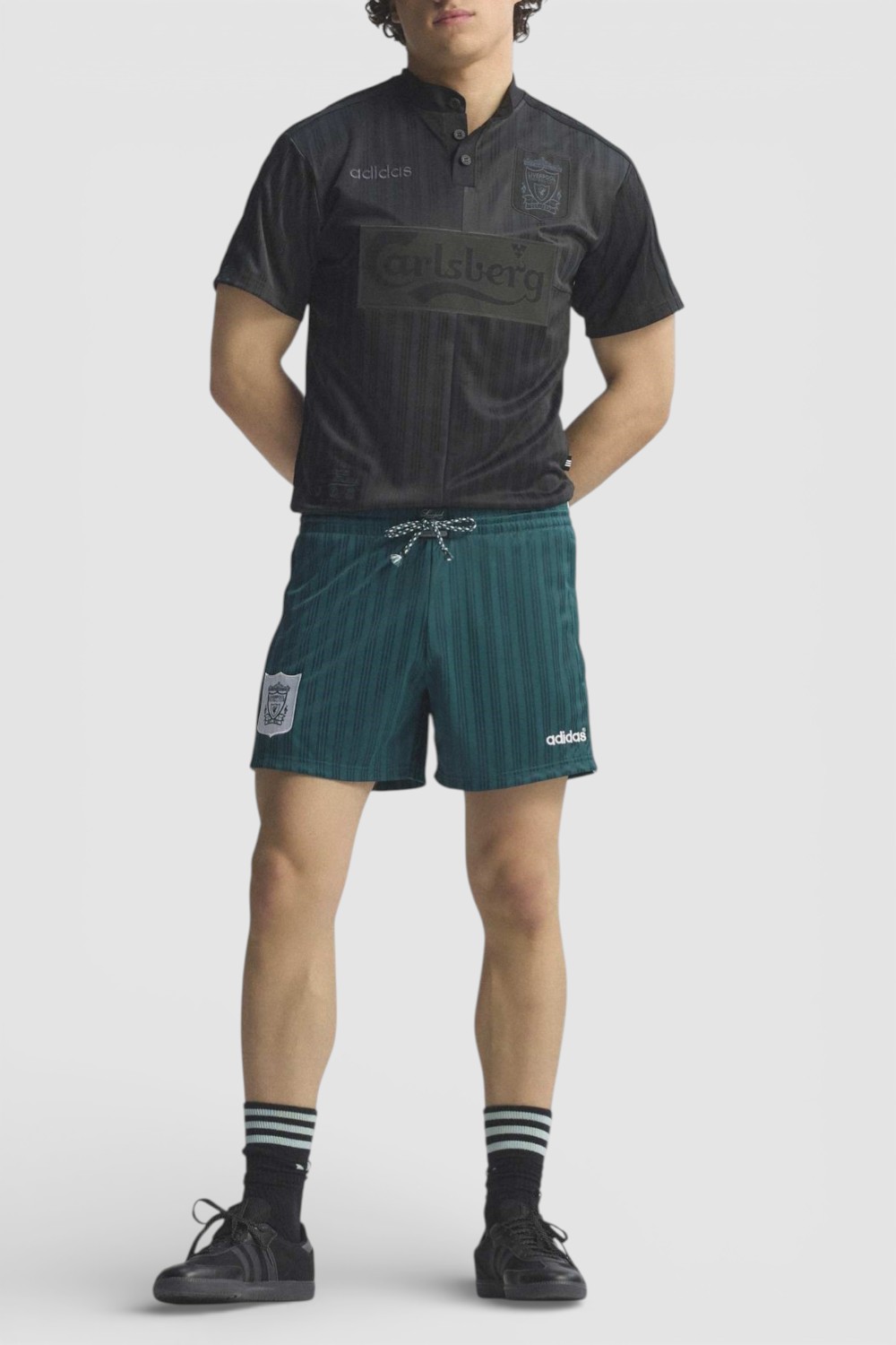 תמונת כל הלוק של מכנסי ג'וגר קצרים